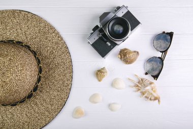 Yaz tatili plaj aksesuarları ile arka plan beyaz ahşap panel