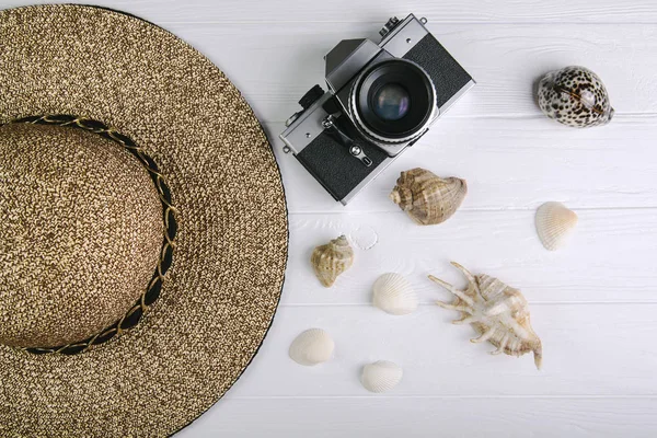 Yaz tatili plaj aksesuarları ile arka plan beyaz ahşap panel