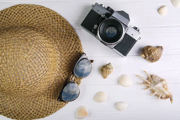 Letnie wakacje plaża tło z akcesoriami na biały desce — Zdjęcie stockowe