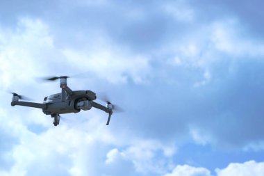 Drone quadcopter ile gökyüzünde - fotoğraf dijital fotoğraf makinesi