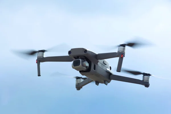 Quadrocopter mit Digitalkamera am Himmel - Foto — Stockfoto