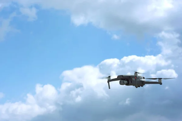 Безпілотний квадрокоптер з цифровою камерою в небі - Фото — стокове фото
