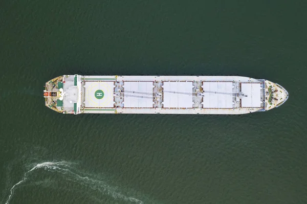 Fraktgods till hamn med fartyg. Water transport International. Utsikt från luften — Stockfoto