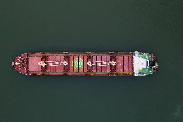 Доставка груза в гавань на корабле. Международный водный транспорт. Вид с воздуха — стоковое фото