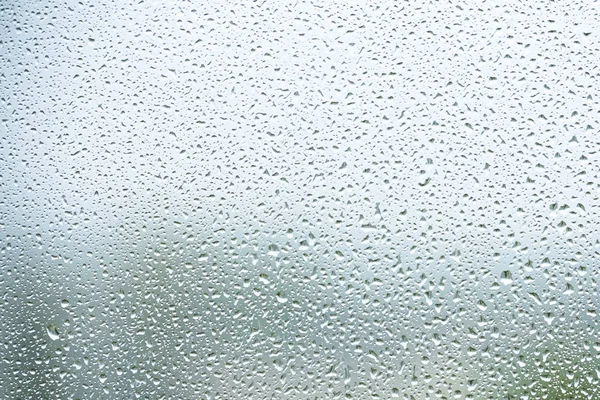Фон воды с капельками воды на стекле — стоковое фото