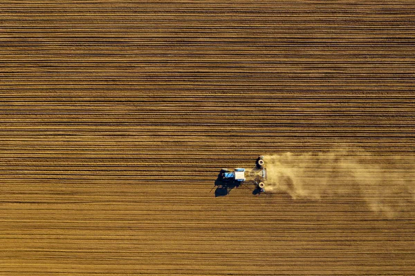 Tractor en el campo en una granja, vista aérea — Foto de Stock