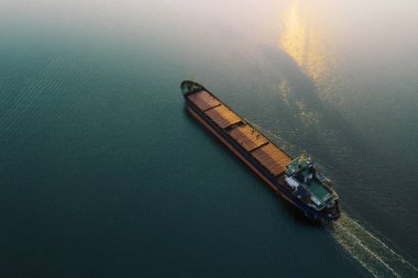 Kargoyu gemiyle limana nakletmek. Su taşımacılığı Uluslararası. Havadan görünüm