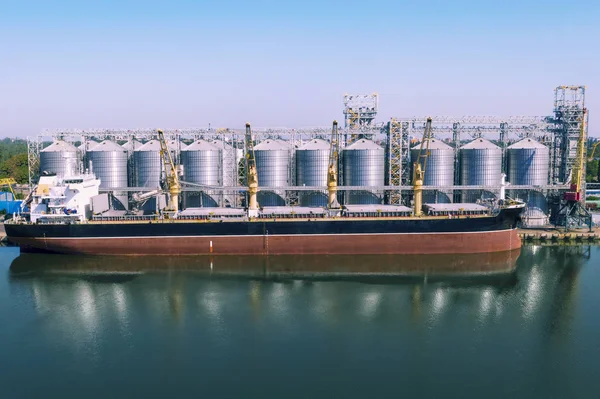 Lading laden op een schip. Verzend vracht naar de haven per schip. Water transport internationaal. Luchtfoto — Stockfoto