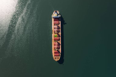 Kargoyu gemiyle limana nakletmek. Su taşımacılığı Uluslararası. Havadan görünüm