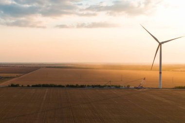 Hava görüşünden rüzgar türbinleri. Çevre ve yenilenebilir enerji. Hava fotoğrafçılığı