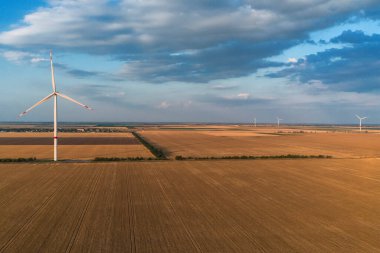 Hava görüşünden rüzgar türbinleri. Çevre ve yenilenebilir enerji. Hava fotoğrafçılığı