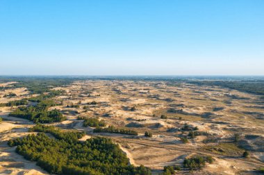 Çöl batımı. Sıcak renkleri olan güzel bir çöl. Ukrayna 'da leshkovskaya Çölü