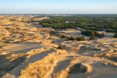 Çöl batımı. Sıcak renkleri olan güzel bir çöl. Ukrayna 'da leshkovskaya Çölü