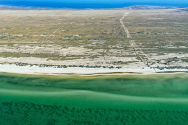 Karadeniz 'deki Dzharylhach adasının deniz cennetinin hava manzarası.