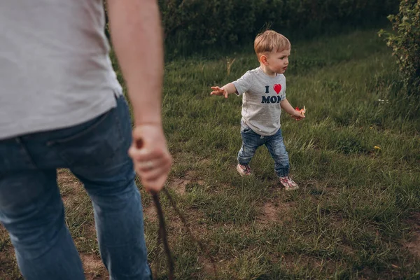 Papá Hijo Están Jugando Campo Corren Divierten —  Fotos de Stock