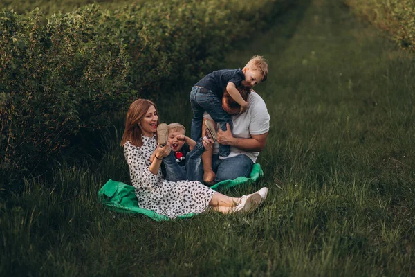 Família Feliz Natureza Mãe Pai Dois Filhos Estão Divertindo Fora — Fotografia de Stock