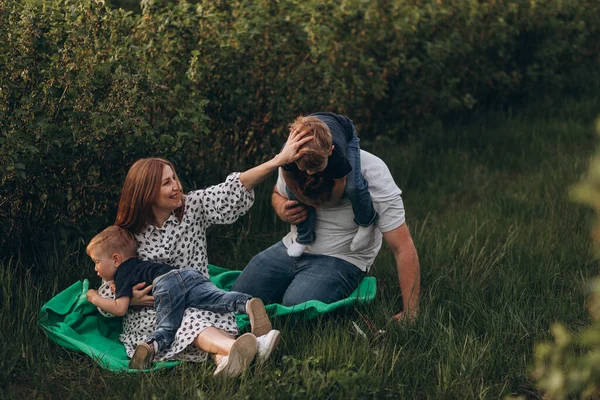 Família Feliz Natureza Mãe Pai Dois Filhos Estão Divertindo Fora — Fotografia de Stock