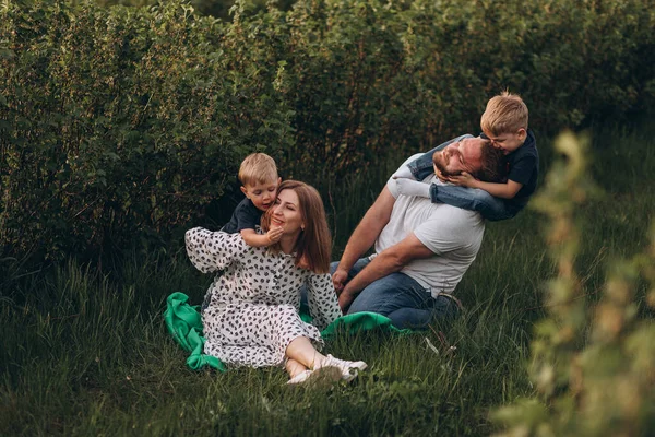 Familia Feliz Naturaleza Madre Padre Dos Hijos Están Divirtiendo Fuera —  Fotos de Stock