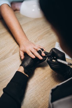 Usta tırnakları keser, cilalar ve güzel bir manikür için cilalar.