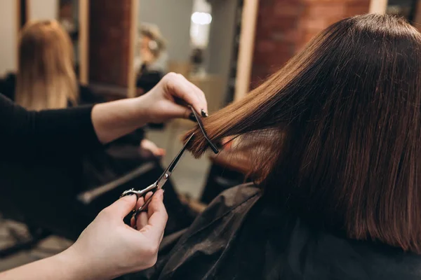 Master Κομμωτήριο Κόβει Μαλλιά Ενός Κοριτσιού Ψαλίδι — Φωτογραφία Αρχείου