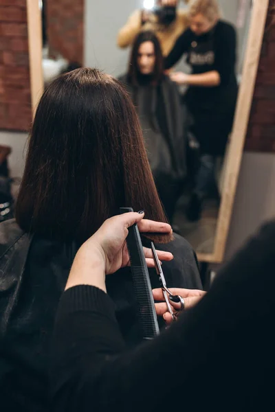 Maestro Peluquero Corta Pelo Una Chica Con Tijeras — Foto de Stock