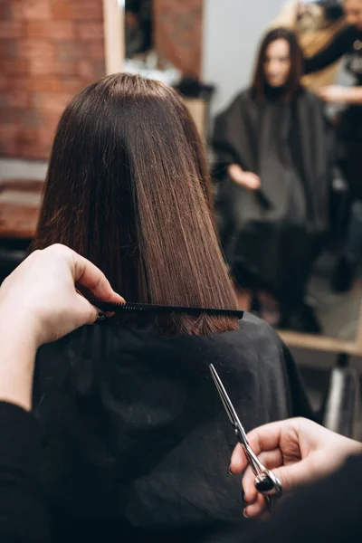 Maestro Peluquero Corta Pelo Una Chica Con Tijeras — Foto de Stock