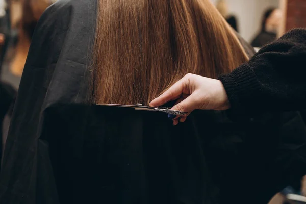 Master Κομμωτήριο Κόβει Μαλλιά Ενός Κοριτσιού Ψαλίδι — Φωτογραφία Αρχείου