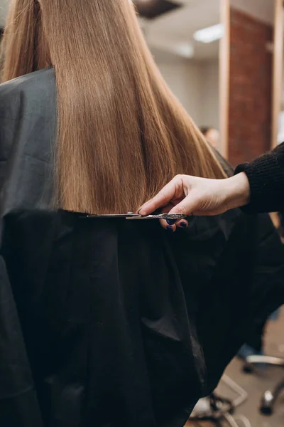 Maestro Peluquero Corta Pelo Una Chica Con Tijeras — Foto de Stock