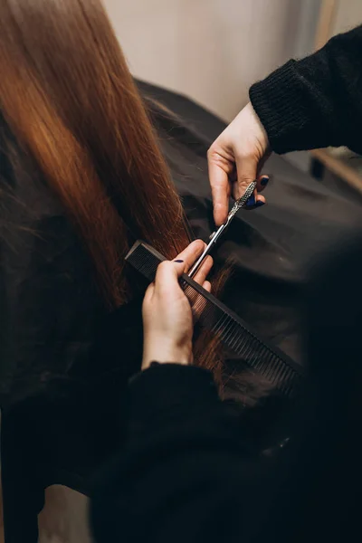 Maestro Peluquero Corta Pelo Una Chica Con Tijeras — Foto de Stock