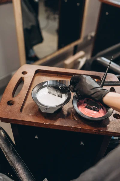 Κύριος Κομμωτής Προετοιμάζει Μια Λύση Για Χρωματισμό Μαλλιών — Φωτογραφία Αρχείου