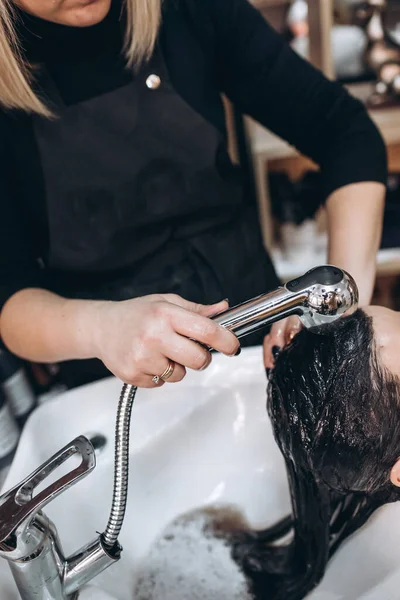 Κομμωτήριο Πλένει Μαλλιά Ενός Πελάτη Μελαχρινή — Φωτογραφία Αρχείου