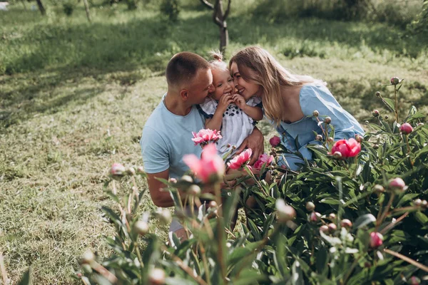 Genç Bir Aile Anne Baba Kız Ağaçlı Bir Bahçede Eğleniyorlar — Stok fotoğraf