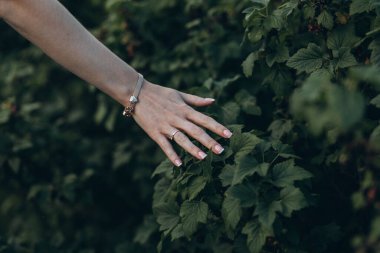 Güzel kız ona alyansı gösterir.