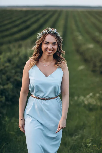 Menina Bonita Atraente Com Uma Grinalda Cabeça Caminha Campo Verão — Fotografia de Stock