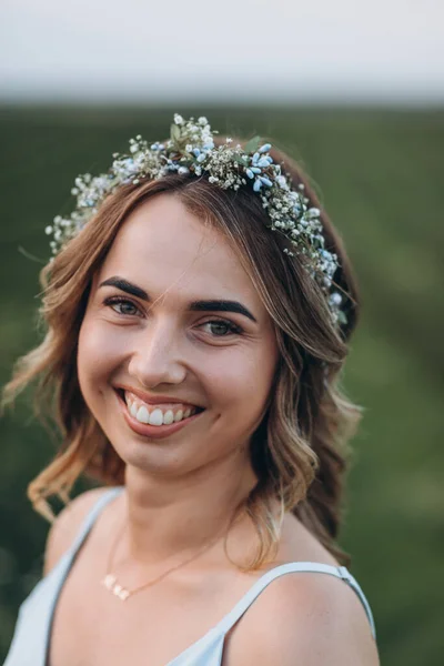 Menina Bonita Atraente Com Uma Grinalda Cabeça Caminha Campo Verão — Fotografia de Stock