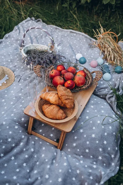 Pique Nique Dans Champ Été Avec Légumes Fruits Croissants — Photo