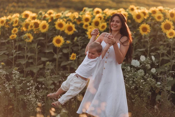 Mãe Filho Abraçar Rir Brincar Campo Girassóis Momentos Familiares Felizes — Fotografia de Stock