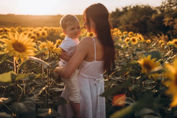 Mamá Hijo Abrazan Ríen Juegan Campo Girasoles Felices Momentos Familiares — Foto de Stock