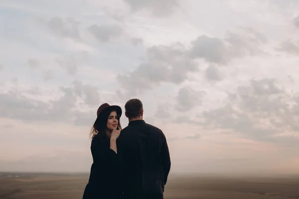 Casal Amoroso Marido Mulher Andando Nas Montanhas Pôr Sol — Fotografia de Stock