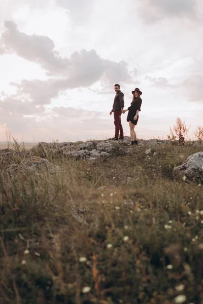 Sevgili Çift Karı Koca Gün Batımında Dağlarda Yürüyorlar — Stok fotoğraf