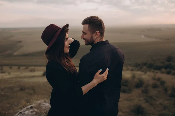 Casal Amoroso Marido Mulher Andando Nas Montanhas Pôr Sol — Fotografia de Stock