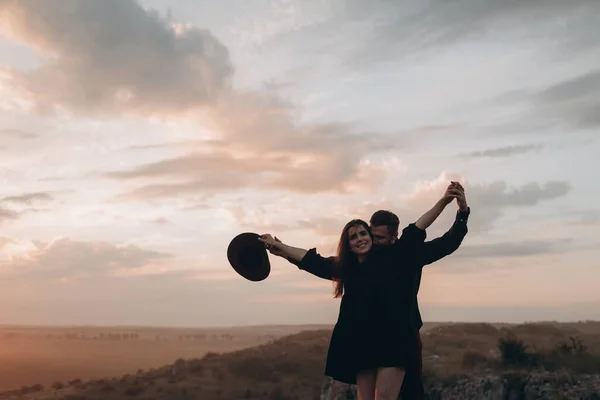 Sevgili Çift Karı Koca Gün Batımında Dağlarda Yürüyorlar — Stok fotoğraf