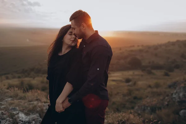 Liefdevol Koppel Man Vrouw Wandelen Bergen Bij Zonsondergang — Stockfoto