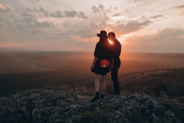Kochająca Para Mąż Żona Spacerujący Górach Zachodzie Słońca — Zdjęcie stockowe