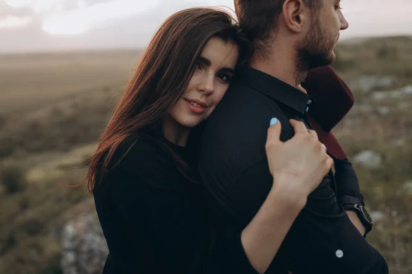 Pareja Cariñosa Marido Mujer Caminando Por Las Montañas Atardecer —  Fotos de Stock