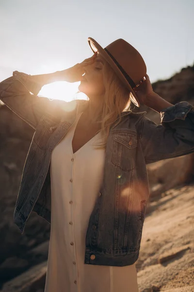 Belle Femme Blonde Dans Chapeau Robe Blanche Avec Une Veste — Photo