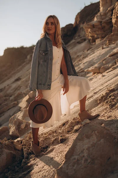 Mulher Loira Bonita Chapéu Vestido Branco Com Uma Jaqueta Ganga — Fotografia de Stock