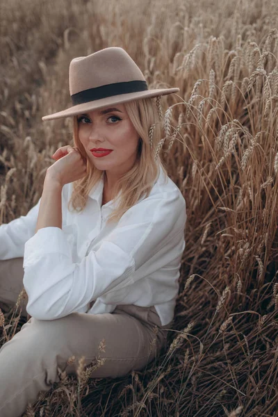 Krásná Blondýnka Klobouku Pšeničném Poli — Stock fotografie