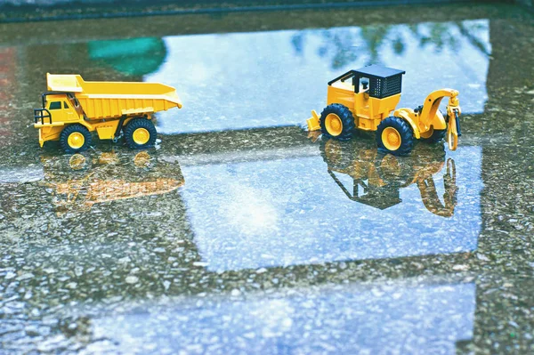 Orada oyuncak kamyon ve Stapler çimento kat yukarıda suda.