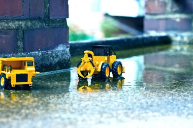 Oyuncak forklake ve tuğla sütun gölgeleri de çimento üzerinde gösterilir.